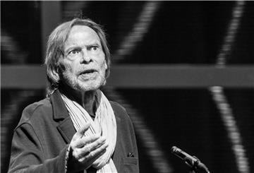 Der Schauspieler Volker Lechtenbrink bedankt sich in einer Rede für den an ihn verliehenen mit 15 000 Euro dotierten Gustaf-Gründgens-Preis 2021. 