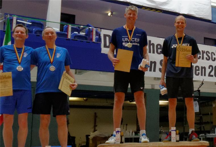Bremerhavener glänzen als Badminton-Meister Volker Renzelmann (Zweiter von rechts) und Detlef Poste bei der Siegerehrung in Solingen.