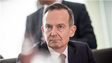 Volker Wissing (FDP), Bundesminister für Verkehr und Digitales, wartet auf den Beginn der wöchtentlichen Kabinettssitzung im Bundeskanzleramt.