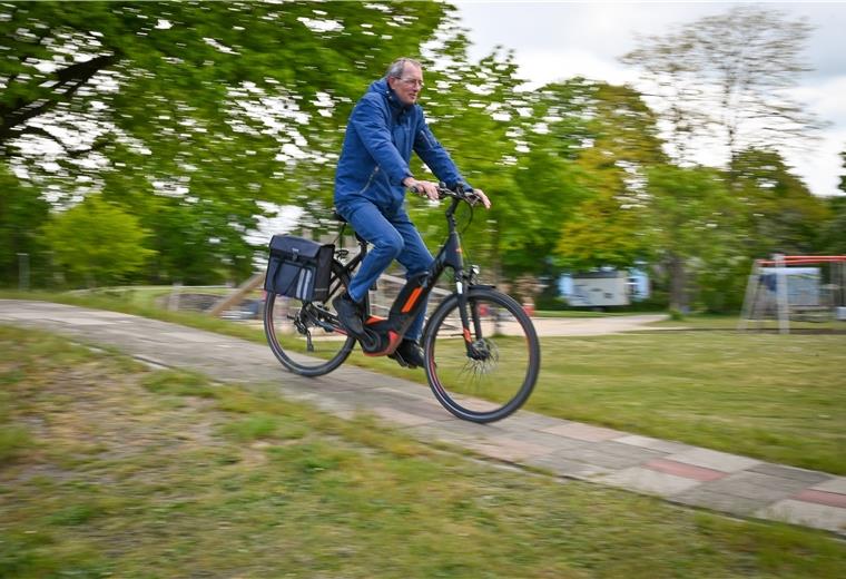 Herzblut für die lange Buckelpiste Volkmar Karsten flitzt manchmal noch heute die olle Rollerbahn vor der Fritz-Reuter-Schule rauf und runter. Hier war der Lebensmittelpunkt seiner Kindheit.