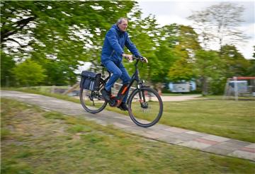 Volkmar Karsten flitzt manchmal noch heute die olle Rollerbahn vor der Fritz-Reuter-Schule rauf und runter. Hier war der Lebensmittelpunkt seiner Kindheit.