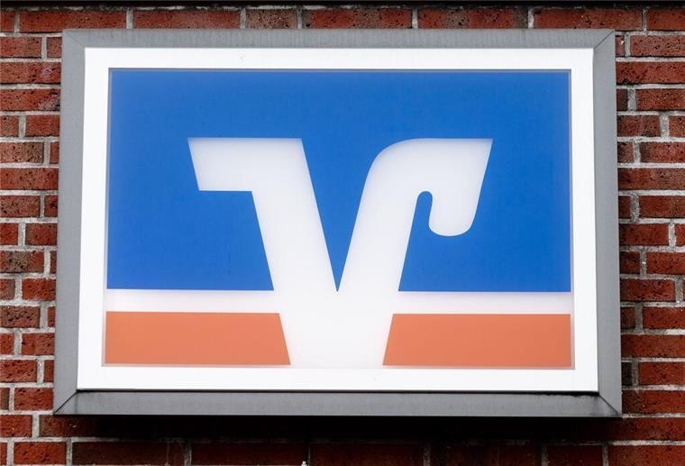Neue Volksbank-Warnung! Kunden sollten „Sicherheitskonzept 2025“ nicht bestätigen Das Logo der Volks- und Raiffeisenbanken hängt über einer Geschäftsstelle.