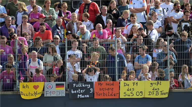 Team-Chemie passt: Nagelsmann mit Toreschub nach Holland Volksfeststimmung beim öffentlichen Training im Paul-Janes-Stadion.