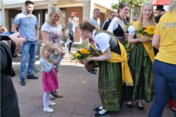 Volksnähe wird bei den Sonnenblumenmajestäten groß geschrieben.