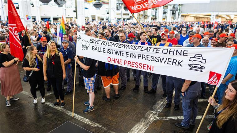Autoindustrie „im Sturzflug“ - VW-Krise zieht Kreise Volkswagen hatte angekündigt, angesichts der sich zuspitzenden Lage den eingeschlagenen Sparkurs bei der Kernmarke noch einmal zu verschärfen.