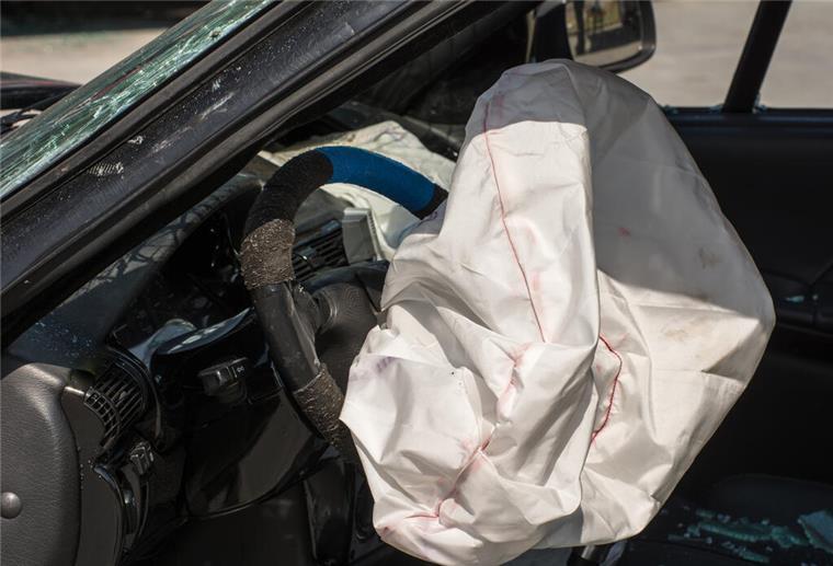 Achtung, Lebensgefahr! Autohersteller startet Rückruf wegen defekter Airbags Ein ausgelöster Airbag in einem Auto nach einem Unfall. Volkswagen Nutzfahrzeuge ruft Modelle wegen fehlerhafter Takata-Airbags (Symbolfoto) zurück. Es besteht Lebensgefahr.