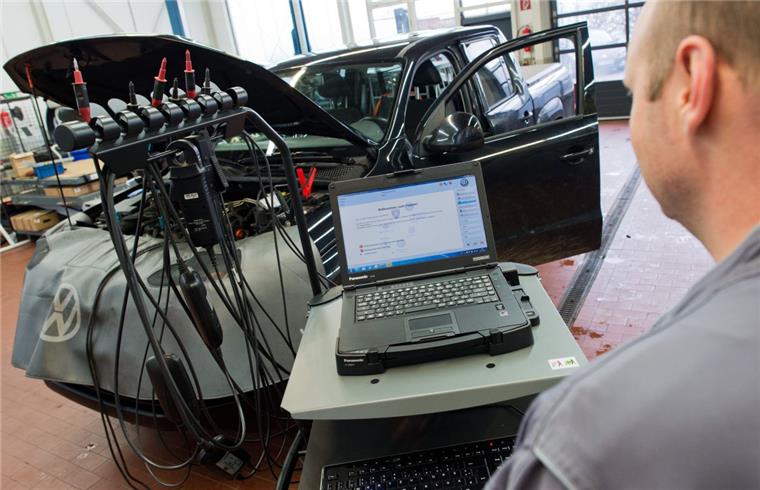 Hunderttausende Autos von Rückruf-Aktionen betroffen Volkswagenmodelle mit einem Zweiliter-TDI-Motor werden ab 29.Februar zurückgerufen. Im vergangenen Jahr waren insgesamt rund 1,5 Millionen Autos von Rückrufaktionen betroffen. Foto Stratenschulte/dpa