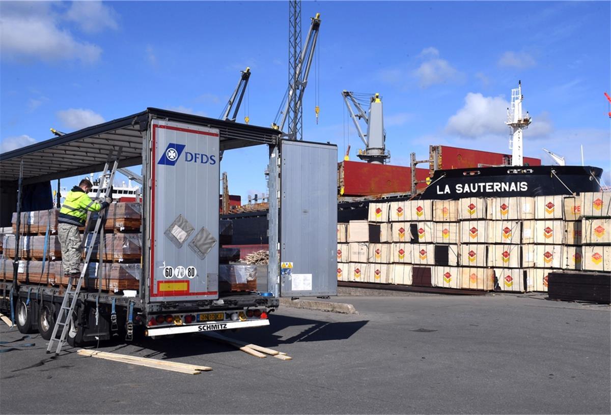 Voll beladen mit Holzplatten aus China: Der Frachter „La Sauternais“ wird zurzeit bei der Firma Heuer Port Logistics in Bremerhaven entladen. Das Holz hätte eigentlich in Eisenbahnwaggons verladen werden sollen. 