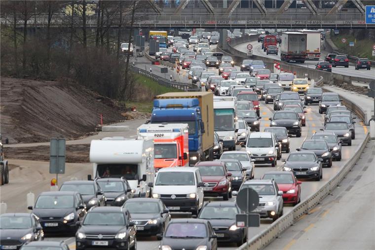 ADAC: Starker Reiseverkehr, aber kein Chaos Voll war die Autobahn am Gründonnerstag in Hamburg auf der A7 Richtung Norden, aber es gab kein Chaos.