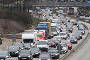 Voll war die Autobahn am Gründonnerstag in Hamburg auf der A7 Richtung Norden, aber es gab kein Chaos.