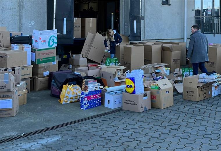 Vollbeladen mit Buggys, Babynahrung, Hygieneartikeln, Lebensmitteln und Kleidung ging der Lastwagen auf die Reise. Foto: privat