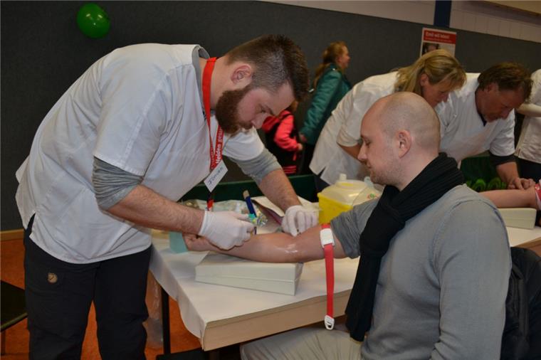 Nach DKMS-Aktion für Emil: So geht es jetzt weiter Volle Einsatzbereitschaft: In Lunestedt haben sich zahlreiche Menschen registrieren lassen. Jetzt steht die Typisierung an. Foto Hansen