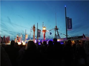 Volle Hütte: Bettina Breitschuh hat beim Seestadtfest Bremerhaven mal in die Men...