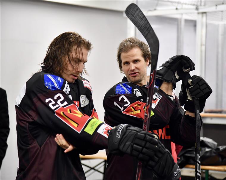 Volle Konzentration: Chad Nehring (links) und Rylan Schwartz von den Fischtown Pinguins vor der Partie gegen Iserlohn.