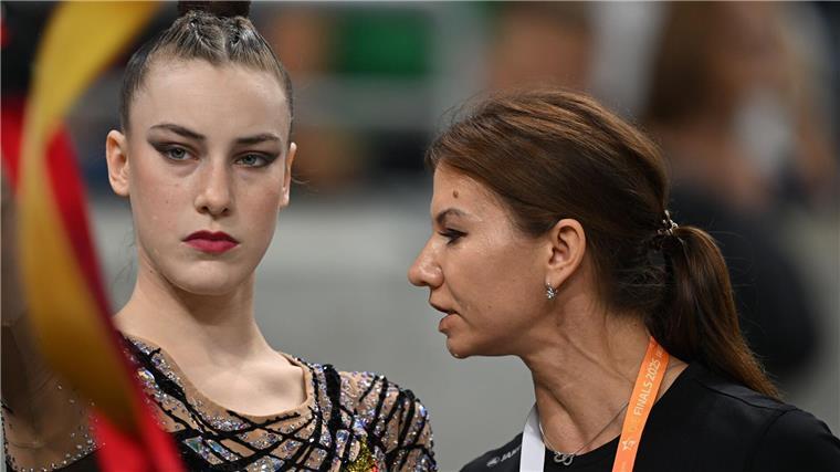 Gymnastik-Königin Varfolomeev: „Ich bin immer noch Darja“ Volle Konzentration: Darja Varfolomeev (l) und ihre Trainerin Julija Raskina.