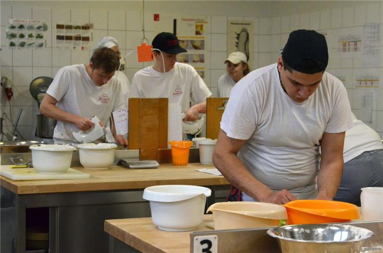 Kivinan-Bildungszentrum Zeven ermittelt beste Bäcker Volle Konzentration in der Berufsschulbackstube: Sechs Bäcker-Azubis sind beim Wettbewerb im Zevener Kivinan-Bildungszentrum dabei.
