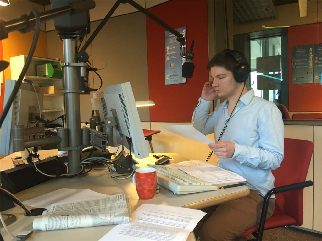 Volle Konzentration. Marcel Ruge am Mikrofon - heute unter anderem für das Wetter zuständig.