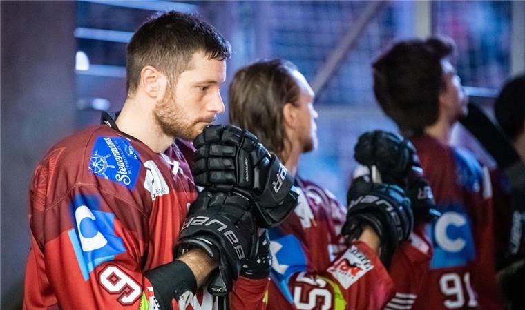Volle Konzentration: Torjäger Jan Urbas und die Fischtown Pinguins wollen bei den Schwenninger Wild Wings punkten.