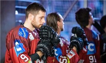 Volle Konzentration: Torjäger Jan Urbas und die Fischtown Pinguins wollen bei den Schwenninger Wild Wings punkten.