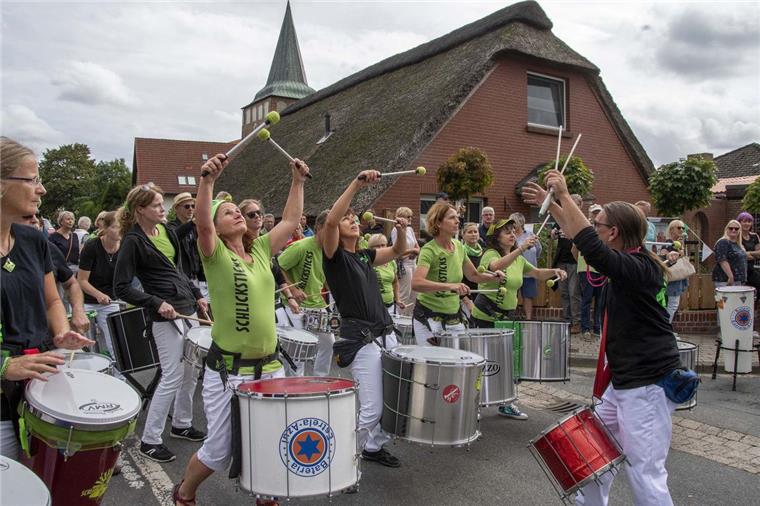Vollen Einsatz zeigten die Schlicksticks aus Wremen und begleiteten den gesamten Umzug mit Sambaklängen. 