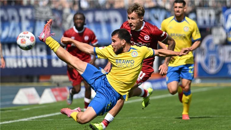 Braunschweig-Trainer „stolz wie Oskar“ - Sturmtalent kommt Voller Einsatz: Braunschweigs Mehmet Aydın und Joel Grodowski von Arminia Bielefeld.
