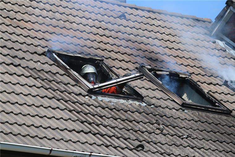 Dachstuhl von Reihenhaus brennt in Cuxhaven-Döse Voller Einsatz der Feuerwehr in Cuxhaven.