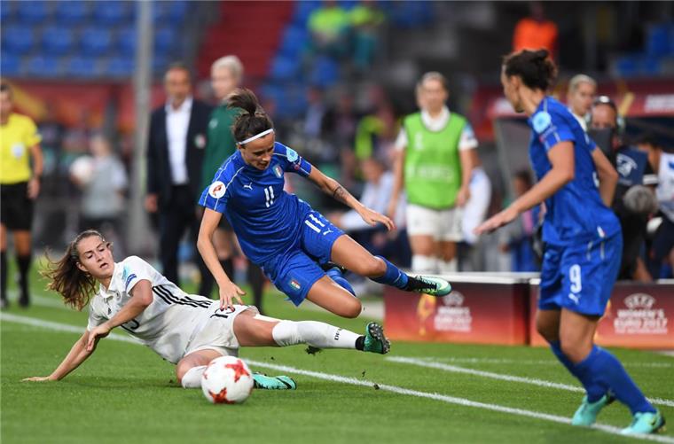 Fußball-EM: Jones übt Kritik an ihren Spielerinnen Voller Einsatz: Die deutsche Spielerin Sara Däbritz (links) bei einer Aktion gegen Barbara Bonansea aus Italien. Kommenden Dienstag spielt die deutsche Mannschaft gegen Russland.