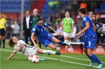 Voller Einsatz: Die deutsche Spielerin Sara Däbritz (links) bei einer Aktion gegen Barbara Bonansea aus Italien. Kommenden Dienstag spielt die deutsche Mannschaft gegen Russland. 