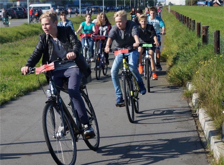 Sponsorenlauf in Nordenham: Bei Luisenhof-Schülern läuft es rund Voller Einsatz für die gute Sache: Je nach Jahrgangsstufe mussten die Schülerinnen und Schüler aus Nordenham unterschiedlich lange laufen, Inliner fahren und radeln.