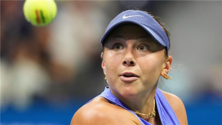 Voller Fokus auf den Ball: Amanda Anisimova gewann ein packendes Halbfinale gegen Naomi Osaka.