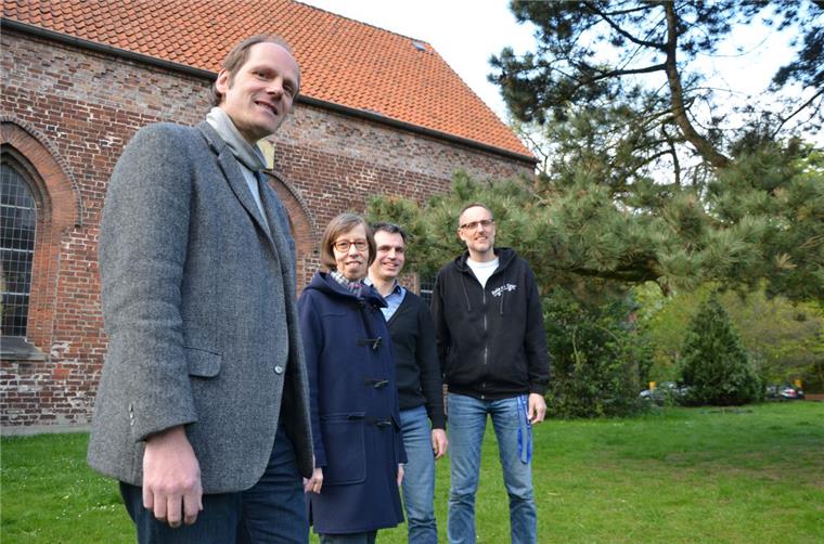 Zwei Kirchen für einen Stadtteil Voller Vorfreude auf die Fusion: Lars Langhorst von der Marienkirche mit den Pastoren der Christuskirche, Friederike Anz und Christian Schefe, sowie Diakon Michael Theiler.