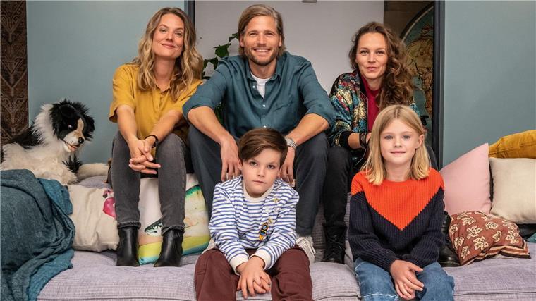 Romantisch und klug: die ARD-Komödie „Die Beste zum Schluss“ Volles Haus: Mads zwischen den beiden wichtigsten Frauen in seinem Leben.