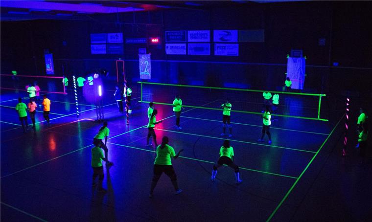 Schwarzlicht-Volleyball in Zeven: Gummibären mögen es dunkel Volleyball mit leuchtenden Feldbegrenzungen, Netzen, Bällen und Teams in dunkler Halle: Das besondere Konzept machte den Charme des Sound-Patrol-Schwarzlicht-Cups aus.