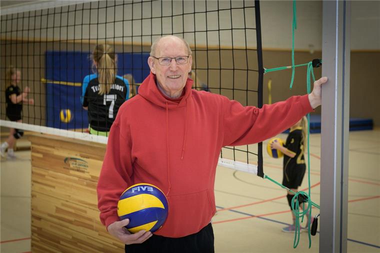 Volleyball beim Geestemünder TV hält diesen 80-Jährigen jung Volleyball-Trainer Uwe Bielawski (80) fühlt sich in seinem zweiten Wohnzimmer sehr wohl: Er trainiert dreimal in der Woche in der Bürgerparkhalle.