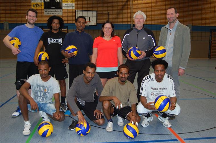 Diese Flüchtlinge lieben Volleyball - obwohl einige den Sport noch gar nicht kannten Volleyballerin Frauke Tienken (Bildmitte) hat eine Mix-Mannschaft mit Flüchtlinge initiiert. Abteilungsleiter Volker Schmidt (hinten rechts) und Trainer Manfred Schaar (Zweiter von rechts) freuen sich über das gute Miteinander in der Sportgruppe.