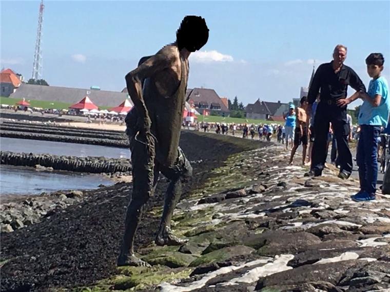 Absolut gefährlich: Zwei Männer stecken in Cuxhaven im Schlick fest Vollkommen "verschlickt" kann dieser Mann aus der Grimmershörnbucht gerettet werden.