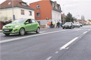 Vollsperrung ade: Diese Autofahrer gehörten zu den ersten, die nach der offiziellen Freigabe über die neue Brücke fuhren. 