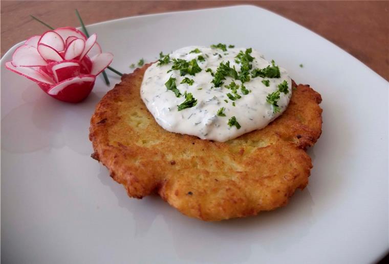 Reibekuchen zum Selbermachen Volontär Martin Rost präsentiert heute Reibekuchen nach familieneigenem Rezept mit frischem Kräuter-Dressing.