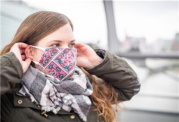 Volontärin Luise Langen testet, wie die Bremerhavener auf ihren Mundschutz reagieren.