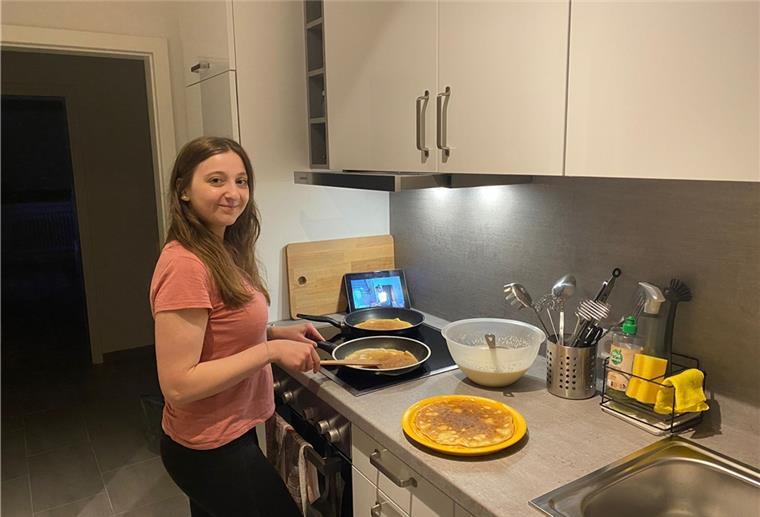 Zum Kochen treffen? Geht auch digital Frau steht in der Küche und kocht.