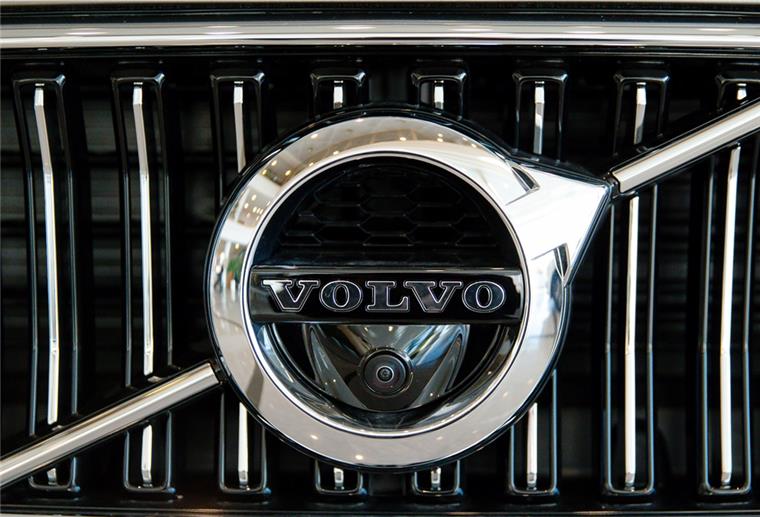 Volvo will ab 2030 nur noch reine E-Autos bauen Das Volvo-Logo ist in der Lobby des Volvo-Unternehmenssitzes an einem Auto angebracht.
