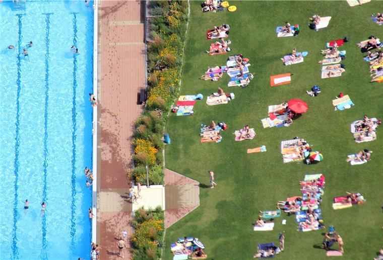 „Oben ohne“ im Schwimmbad? In Bremerhaven bleibt es ein Tabu Vom 1. Mai an dürfen alle Badegäste Schwimmbäder in Göttingen an Samstagen und Sonntagen ohne Oberkörperbekleidung besuchen.
