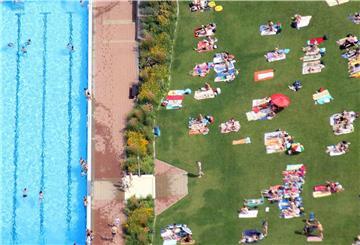 Vom 1. Mai an dürfen alle Badegäste Schwimmbäder in Göttingen an Samstagen und Sonntagen ohne Oberkörperbekleidung besuchen.
