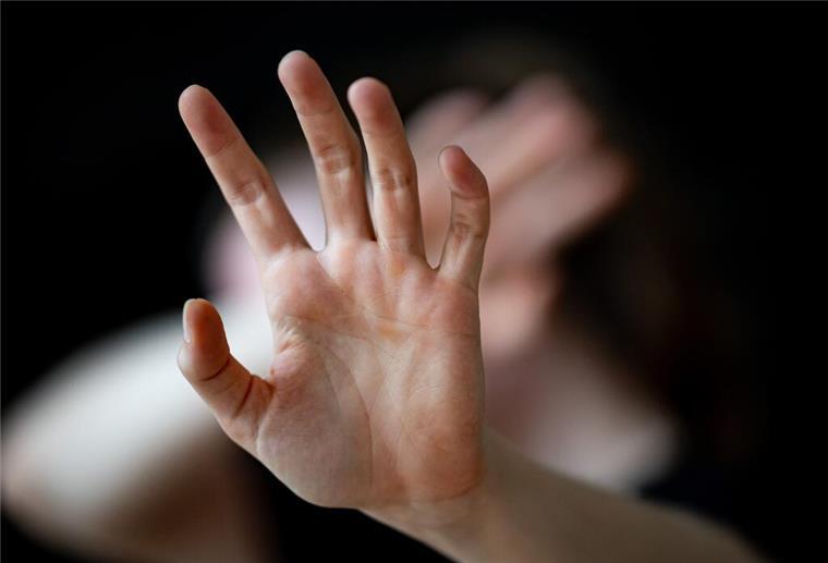 Bremen: Kirche will mit Veranstaltungsreihe gegen Gewalt vorgehen Eine Frau hält ihre Hände vor das Gesicht.