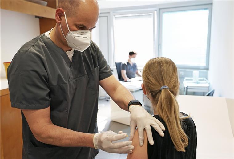 Impfangebot speziell für Jugendliche in der Wesermarsch Vom 21. bis 23. Juli werden im Impfzentrum in Brake speziell Kinder und Jugendliche zwischen 12 und 18 Jahren geimpft. Foto Berg/dpa