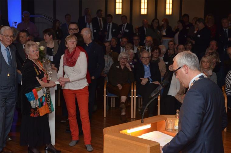 Zevener Bürgermeister will im neuen Jahr mehr Wir wagen Vom Applaus der geladenen Gäste des Neujahrsempfangs im Rathaussaal begleitet, hob Bürgermeister Norbert Wolf die sportlichen Leistungen der 1. Mannschaft der Handballer des TuS Zeven hervor und betonte das soziale Miteinander der Spieler in- und außerhalb der Sporthalle.