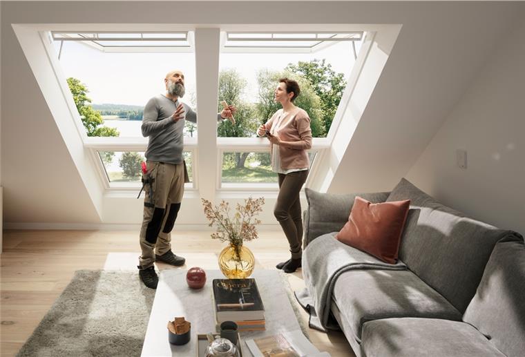 Mehr Energieeffizienz durch hochwertige Dachfenster Handwerker beim Einbau neuer Dachfenster.