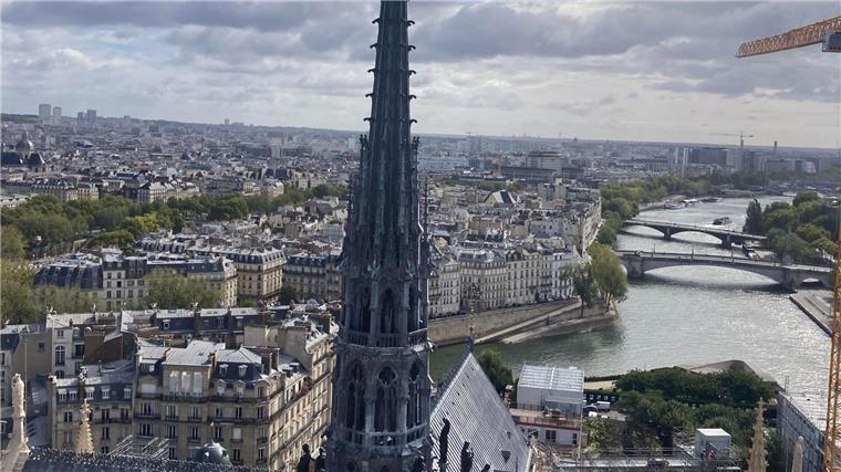 Vom Dach der Kirche Notre-Dame kann man den Fluss Seine sehen.