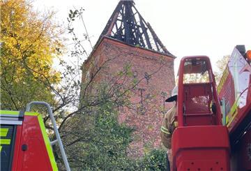 Vom Dachstuhl des Kirchturms der Wulsdorfer Dionysiuskirche ist nicht mehr viel übrig geblieben. Ein Feuer zerstörte ihn in der vergangenen Woche. 