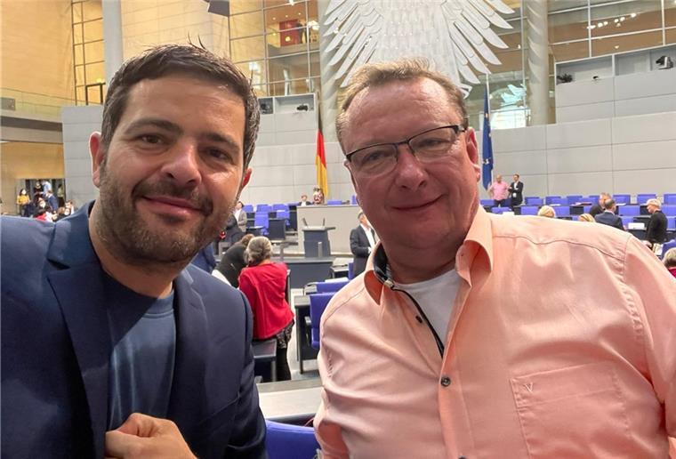 Ein Neuling in Berlin: Deichbrand-Macher erkundet den Bundestag Vom Deichbrand-Macher zum SPD-Bundestagsabgeordneten: Daniel Schneider (links) erkundete am Dienstag zum ersten Mal seinen neuen Arbeitsplatz im Berliner Reichstag - und traf dort auf den Bremerhavener SPD-Mann Uwe Schmidt.